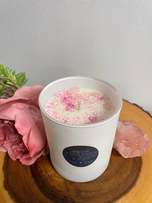 ROSE QUARTZ - Our beautifully scented soy wax candle with rose quartz crystal chips. 30cl / 200g