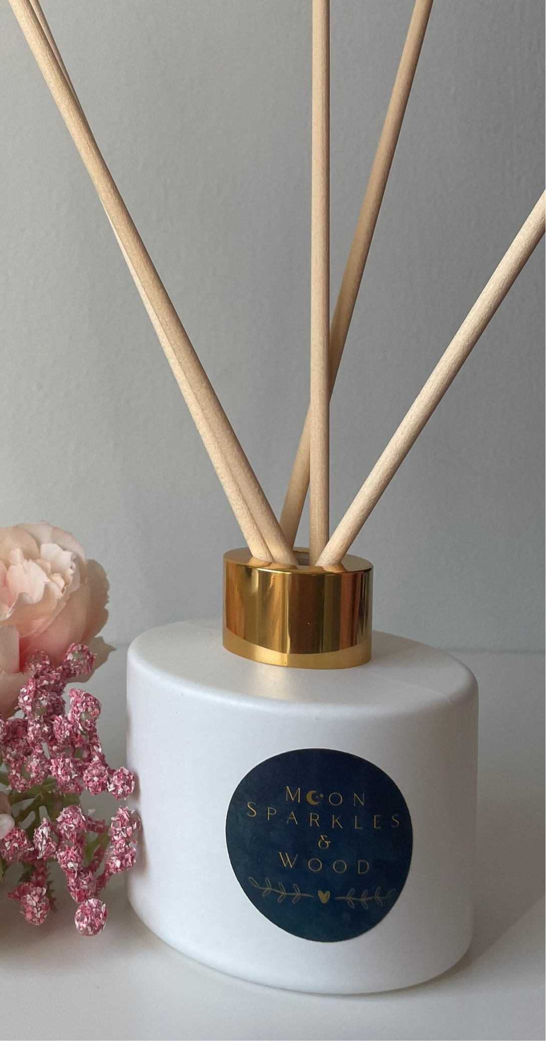 Reed Diffuser with Vegan base and gorgeous Essential / fragrance oils to create the perfect scent in a stylish glass bottle. 100ml