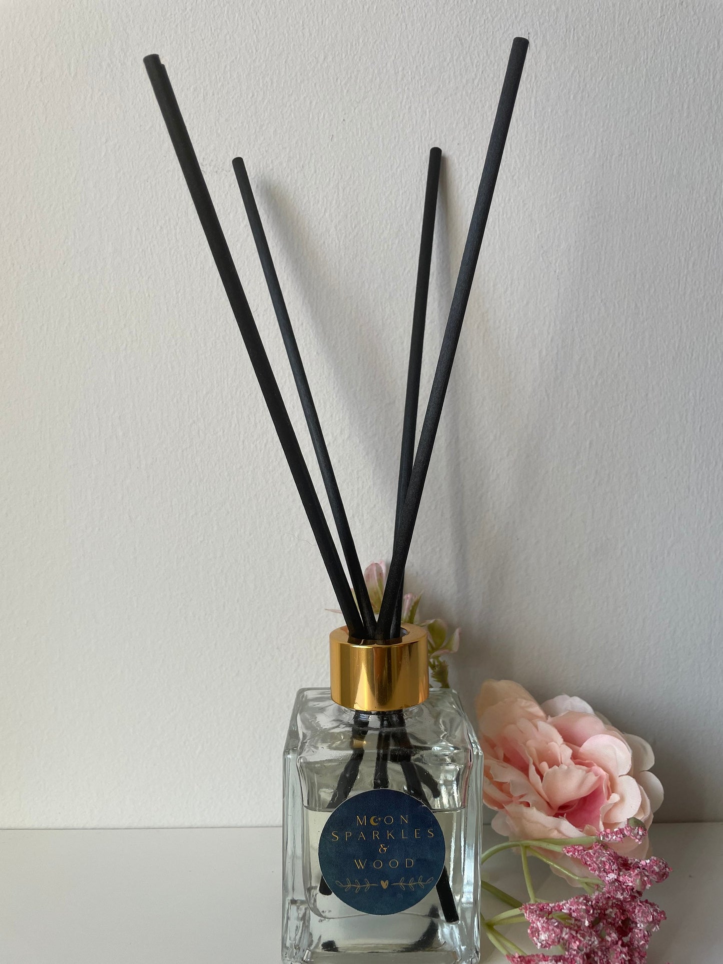 Reed Diffuser with Vegan base and gorgeous Essential / fragrance oils to create the perfect scent in a stylish glass bottle. 100ml