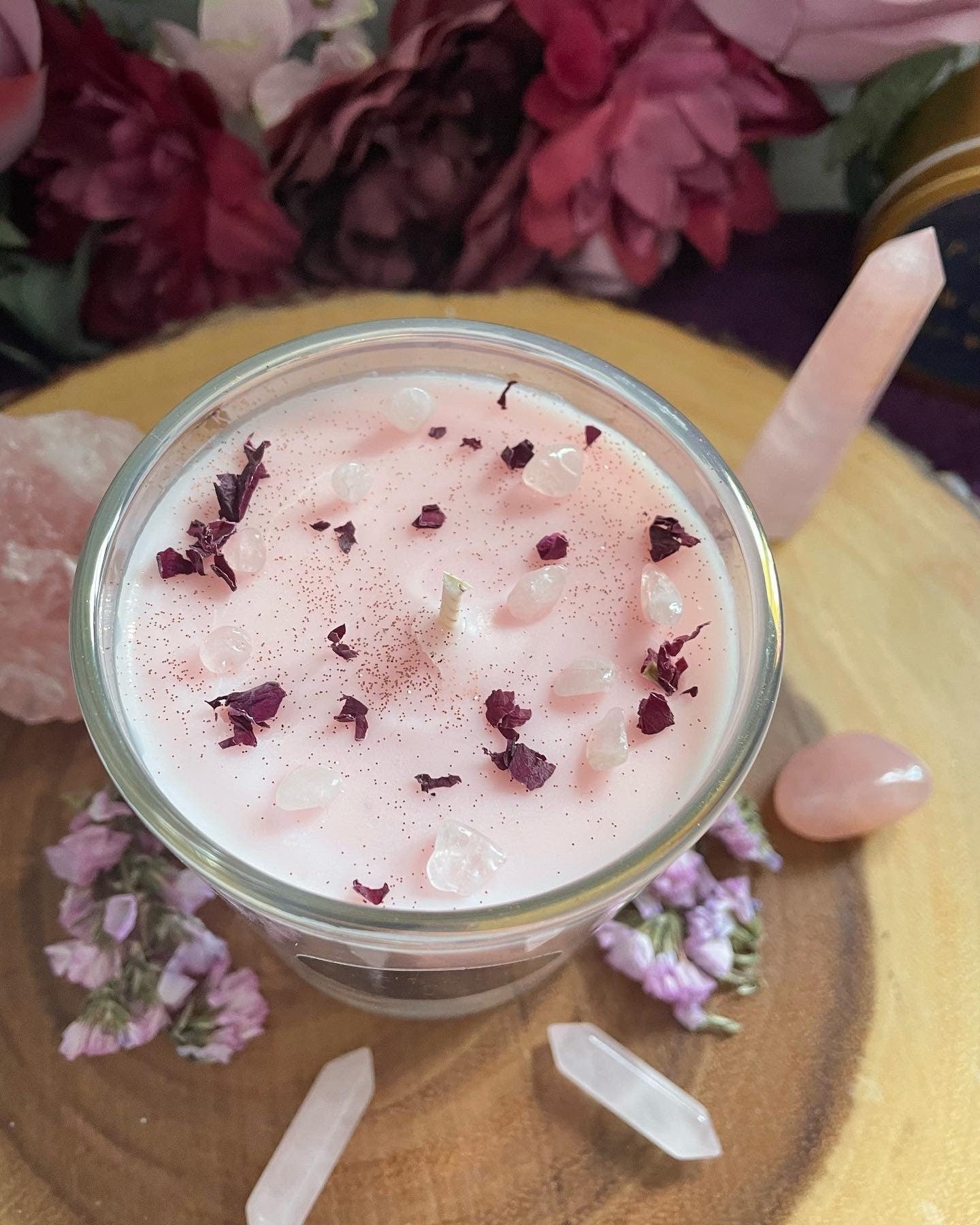 ROSE QUARTZ - Our beautifully scented soy wax candle with rose quartz crystal chips. 30cl / 200g