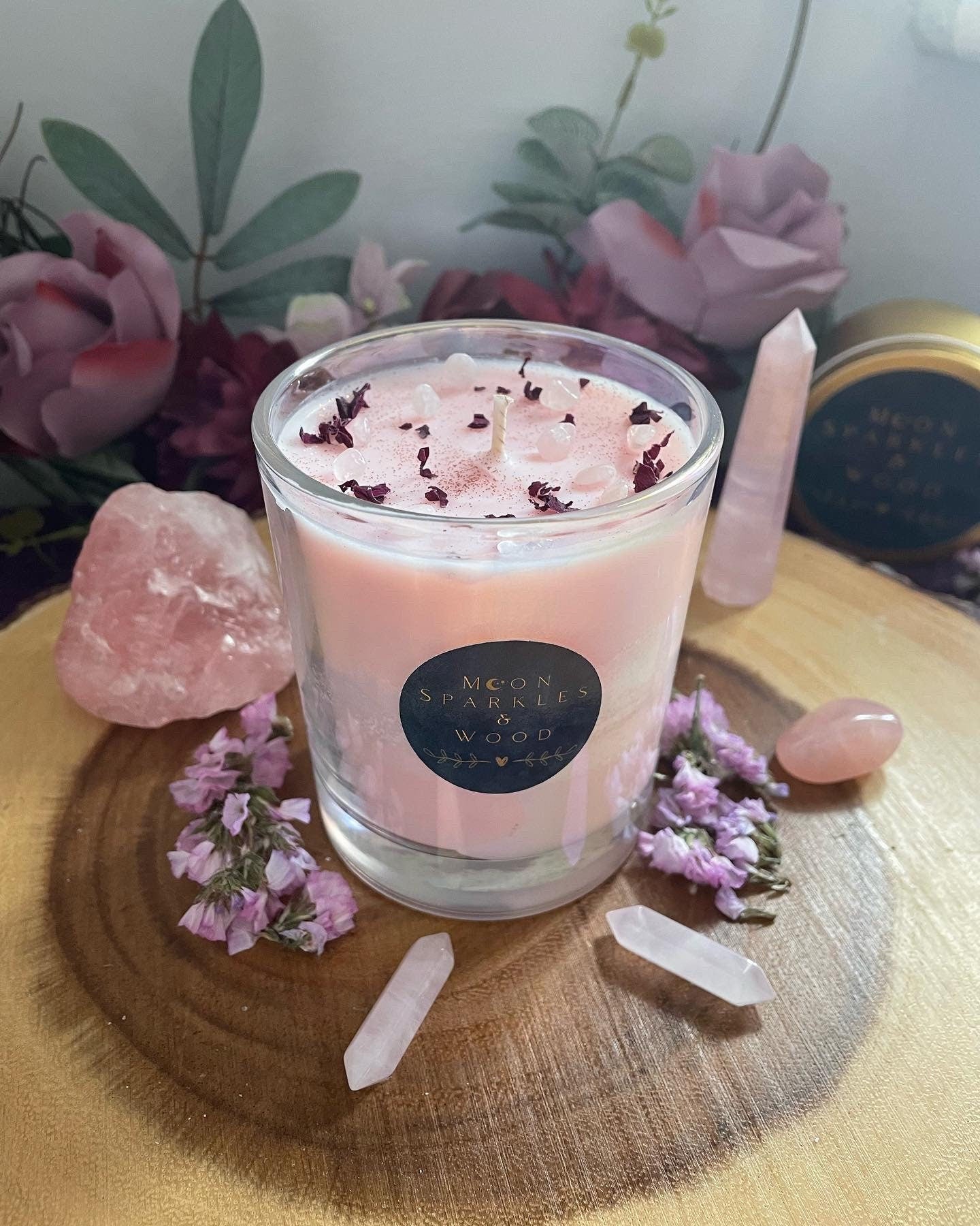 ROSE QUARTZ - Our beautifully scented soy wax candle with rose quartz crystal chips. 30cl / 200g