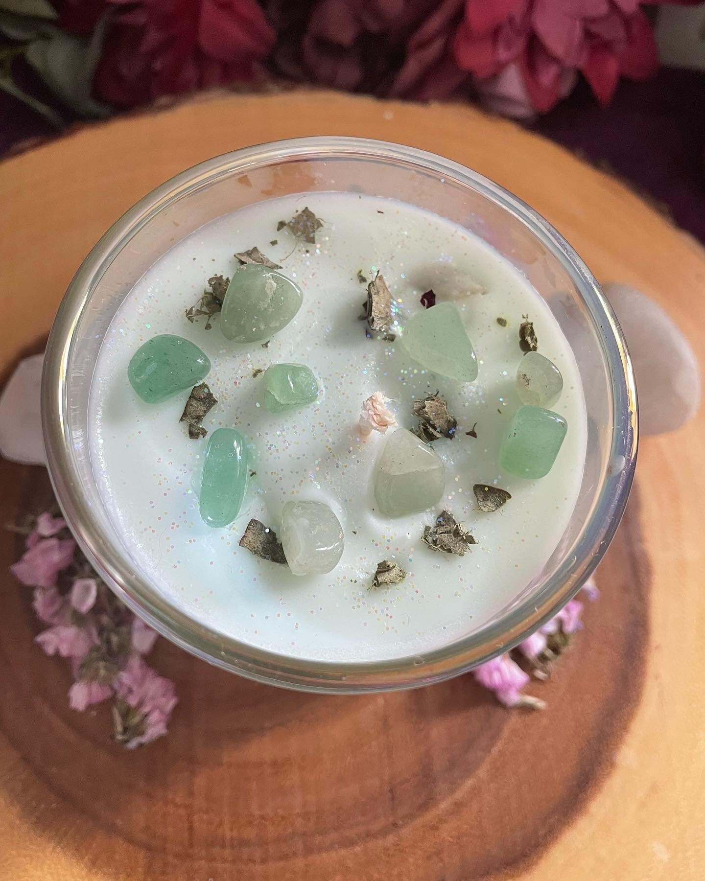 Rock Crystal - Our beautifully scented green soy wax candle with green aventurine crystal chips & crushed Eucalyptus leaves. 30cl / 200g